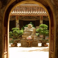 Tuinposter: Doorkijk naar boeddha