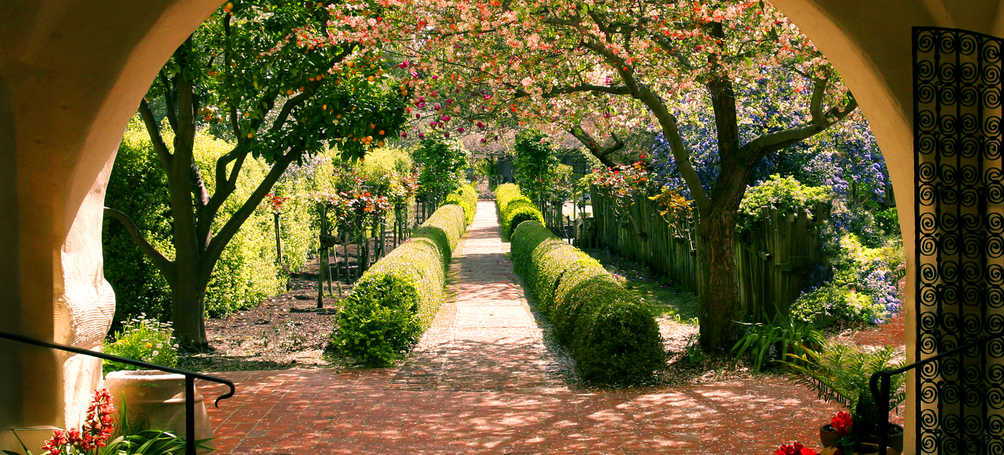 Tuinposter Doorkijk naar een spaanse tuin