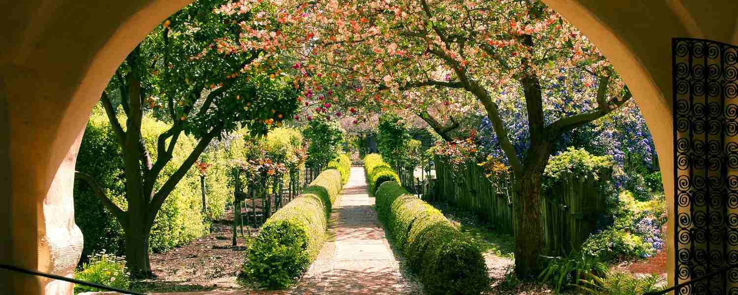 'Tuinposter: Doorkijk naar een Spaanse tuin.'
