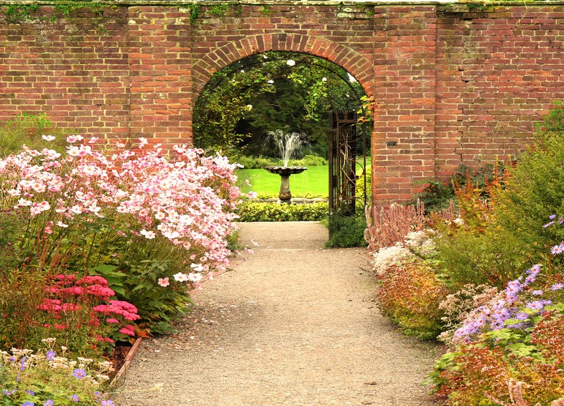 Tuinposter 'Stenenpoort met fontein'