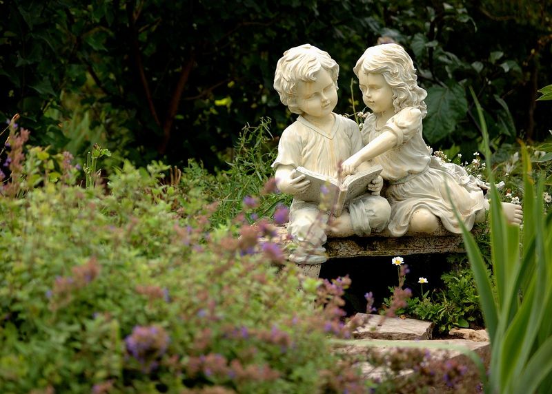 Tuinposter 'Beeld van lezende kinderen in een tuin'
