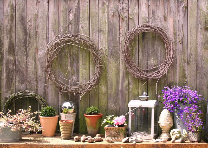 Tuinposter 'Tafel met bloempotten'