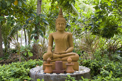 Tuinposter van Boeddha tussen planten