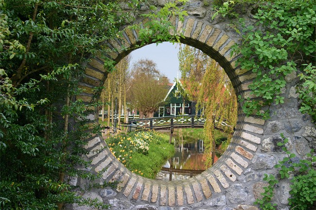 Teun's Tuinposters - Doorkijk naar dorpje