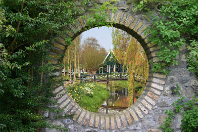 Tuinposter van Doorkijk naar dorpje