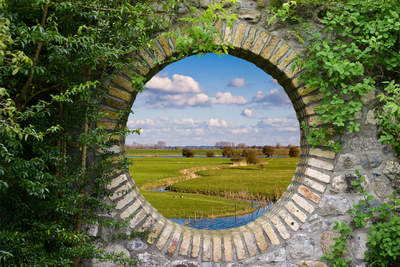 Tuinposter van Doorkijk naar rivierlandschap