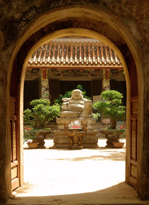 Tuinposter 'Doorkijk naar boeddha'