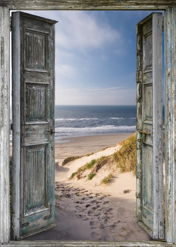Tuinposter 'Oude deur naar strand'