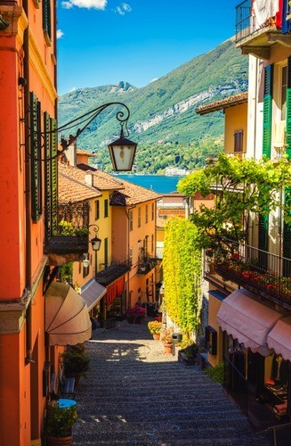 Teun's Tuinposters - Kleurijk straatje in Italie