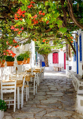 Tuinposter Prachtige mediterrane kleurrijke straat 