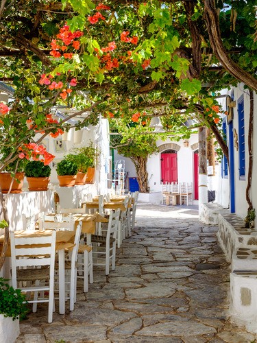 Teun's Tuinposters - Prachtige mediterrane kleurrijke straat 