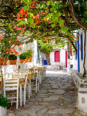 Tuinposter van Prachtige mediterrane kleurrijke straat 