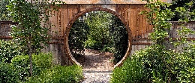 Tuinposter van Houten tuinpoort met bospad