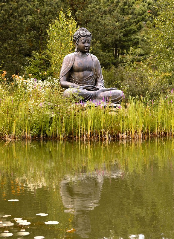 Tuinposter 'Boeddha met spiegeling'