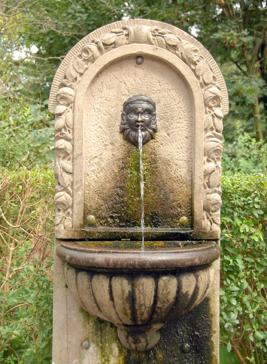 Tuinposter 'Waterspuwer met ornament '