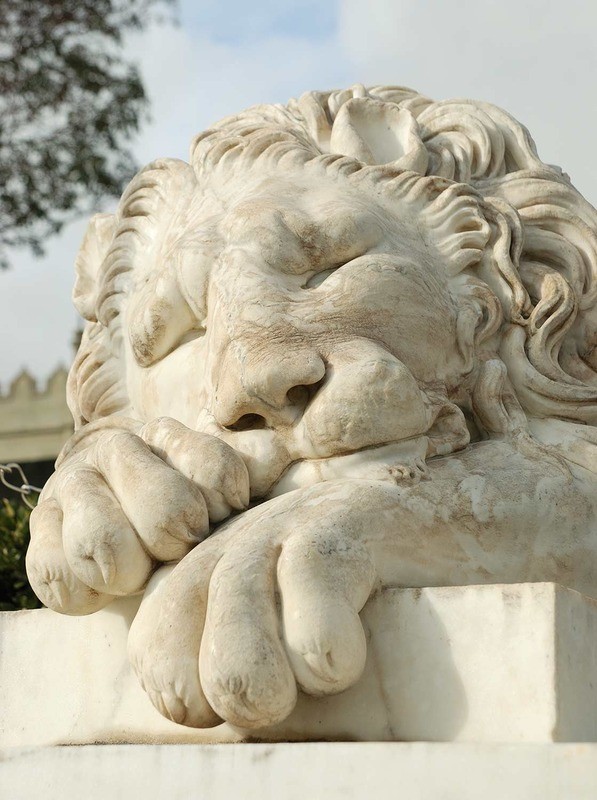 Tuinposter 'Slapende leeuw van marmer'